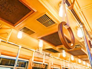 電車の木製のつり革