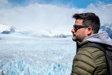 Hombre con gafas de sol admirando el Glaciar Perito Moreno, desde las pasarelas del Parque Nacional Los Glaciares © Javier