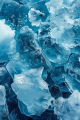 Fototapeta premium iceberg, glacial, agua con espuma chocando contra un iceberg, close-up hielo en la naturaleza, mar congelado, naturaleza salvaje minimalista 