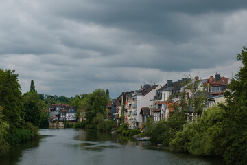 Fototapeta na wymiar Entdecke Marburg neu, Blick von Weidenhäuser Brücke auf Häuser Am Grün