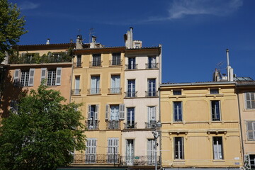 Façades colorées d'immeubles à Aix-en-Provence