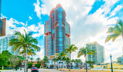 Skyscrapers and palm trees under a cloudy sky in Miami Beach © Gabriele Maltinti