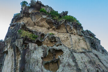 三重県熊野市の獅子岩を下から眺める