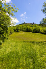 Remparts du XIVe siècle depuis le contrebas du plateau rocheux abritant  du village médiéval de Puycelsi