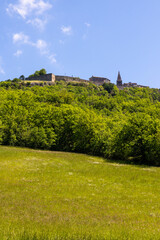 Remparts du XIVe siècle depuis le contrebas du plateau rocheux abritant  du village médiéval de...