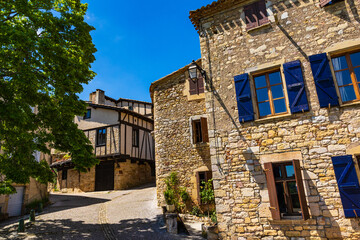 Ruelle dans le village médiéval de Puycelsi avec ses maisons typiques