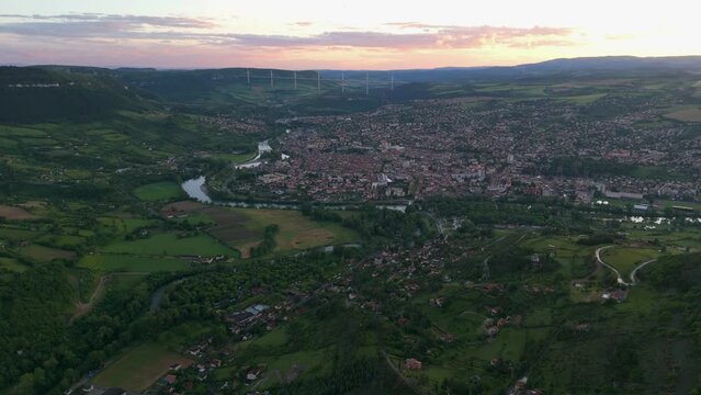 Survol de Millau le soir