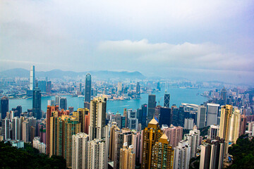 Fototapeta premium The Victoria Harbour in Hong Kong is surrounded by clouds, and it is as beautiful as entering a fairyland on earth.