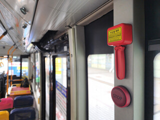 An emergency hammer that can break windows in an emergency was installed on the bus.