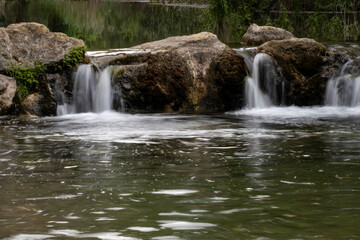 Pequeñas cascadas de agua del río Turia (Valencia-España)