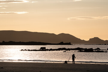 Fototapeta premium Pêcheur en surfcasting sur une plage de Bretagne en soirée - France