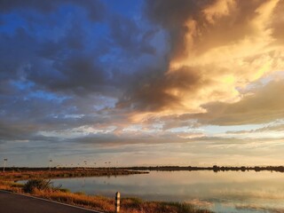 Obraz premium clouds over the river