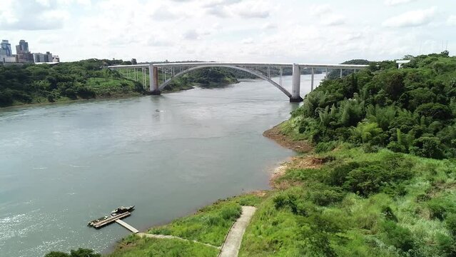 Videos feitos com drone da fronteira do Brasil com o Paraguai, as imagens mostram a Ponte da Amizade e A ciudad del este ou CIDADE DE LESTE e tamb&eacute;m a aduana da receita federal