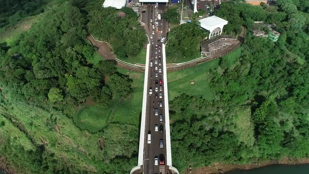 V&iacute;deo de drone da ponte da amizade. Drone da fronteira brasil e paraguai. Imagem a&eacute;rea mostra a aduana no lado brasileiro, entre as cidades de Foz do igua&ccedil;u e Cidade do leste. 