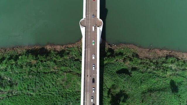 V&iacute;deo de drone gravado na fronteira do Brasil com Paraguai, entre as cidades de Cidade do Leste e Foz do Igua&ccedil;u. Imagem a&eacute;rea da ponte da amizade. 