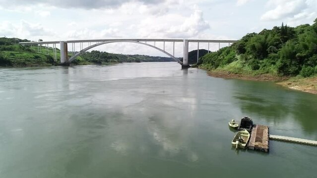 V&iacute;deo de drone da ponte da amizade. Drone da fronteira brasil e paraguai. Imagem a&eacute;rea mostra a aduana no lado brasileiro, entre as cidades de Foz do igua&ccedil;u e Cidade do leste. 