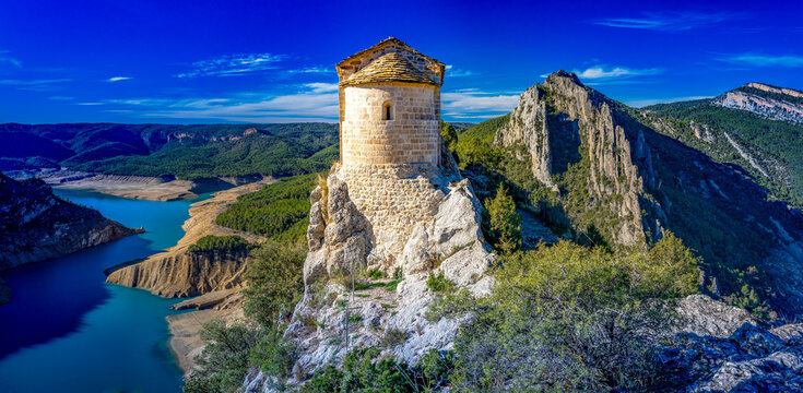 Hermitage of Our Lady of Pertusa.
 It has been documented since the year 1162. The great views that it offered and continues to offer of the Congost de Mont-rebei were of great value to be able to hav