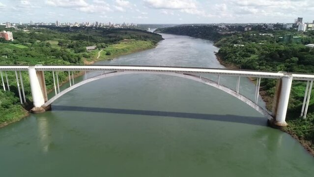 Videos feitos com drone da fronteira do Brasil com o Paraguai, as imagens mostram a Ponte da Amizade e A ciudad del este ou CIDADE DE LESTE e tamb&eacute;m a aduana da receita federal