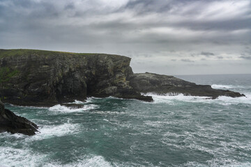 Fototapeta premium Massive Body of Water Next to Rocky Cliff