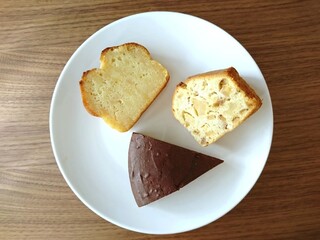 皿に並べられた米粉ケーキ（あずきケーキ、いよかんケーキ、りんごケーキ）