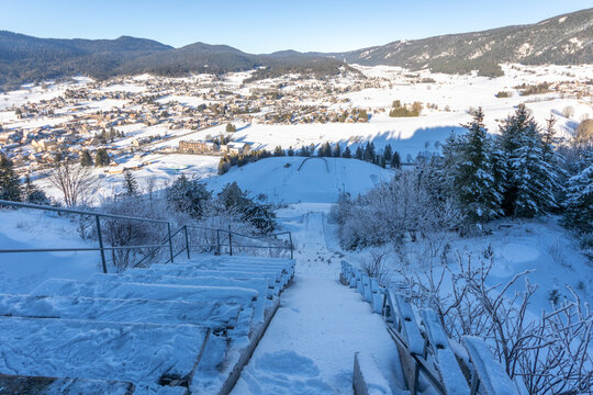 Tremplin de ski et village d'Autrans