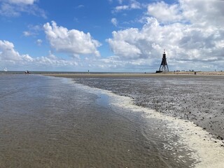Die Flut nähert sich dem Strand der Nordsee in Cuxhaven an der Kugelbake..
