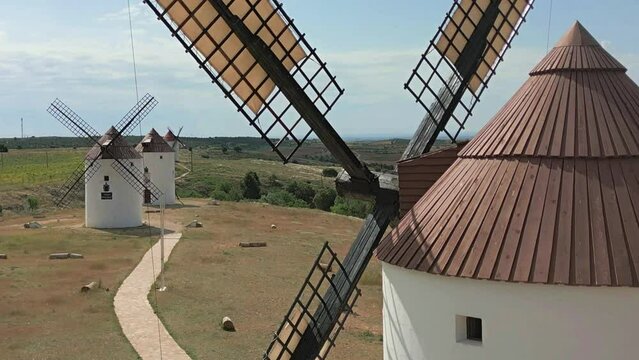 MOLINO DE VIENTO EN MOVIMIENTO MOLIENDA