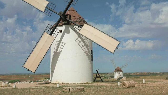 MOLINO DE VIENTO EN MOVIMIENTO MOLIENDA