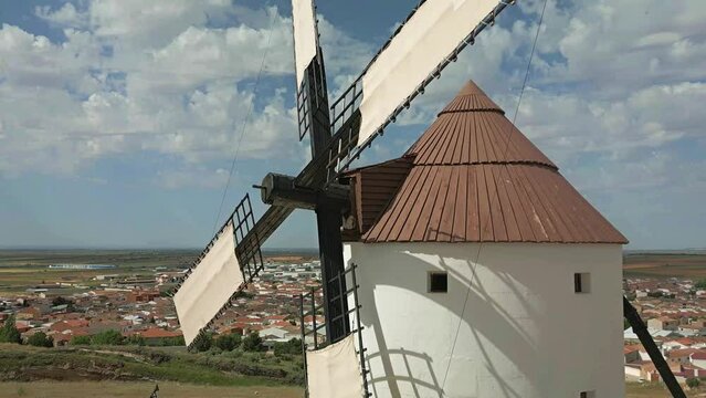MOLINO DE VIENTO EN MOVIMIENTO MOLIENDA