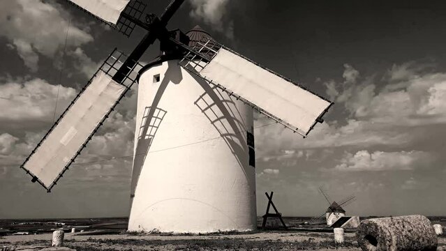 MOLINO DE VIENTO EN MOVIMIENTO MOLIENDA