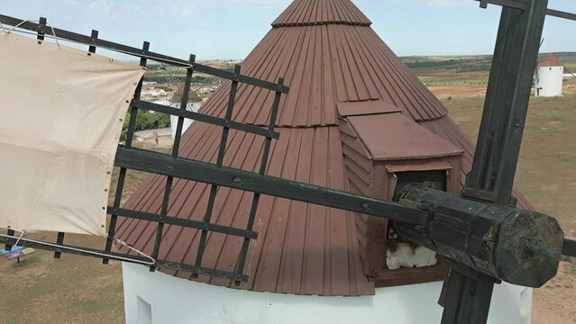 MOLINO DE VIENTO EN MOVIMIENTO MOLIENDA