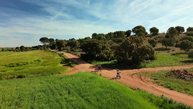 PASEO EN BICICLETA POR EL CAMPO Y SIERRA