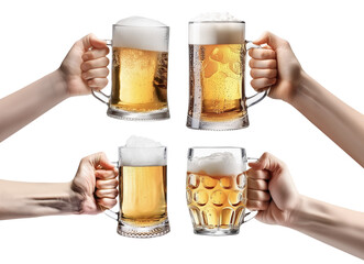 Set di boccali di birra retti da una mano su sfondotrasparente