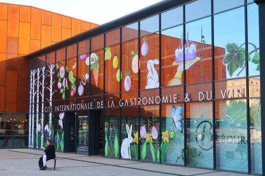 Fa&ccedil;ade du b&acirc;timent en verre de la Cit&eacute; internationale de la gastronomie et du vin dans la ville de Dijon, en C&ocirc;te d&rsquo;Or / Bourgogne - mai 2024 (France)
