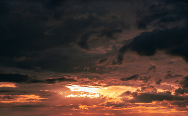 Gewitterstimmung mit dramatisch beleuchteten Wolken