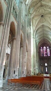 int&eacute;rieur de la basilique de la ville de Saint-Quentin (France)