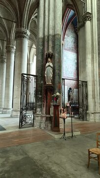 statue de la vierge dans la basilique de la ville de Saint-Quentin (France)