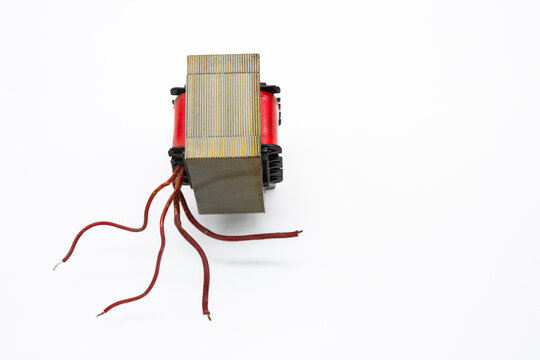 Transformador el&eacute;ctrico con cables como brazos y piernas, aislado en blanco