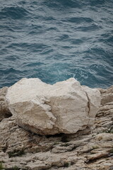 Rocher blanc sur une falaise dans les calanques de la côte Bleue