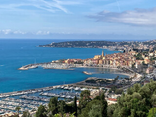 Ausblick auf Menton mit Yachthafen an der Côte d'Azur, Frankreich