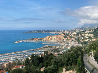 Ausblick auf Menton mit Yachthafen an der C&ocirc;te d'Azur, Frankreich