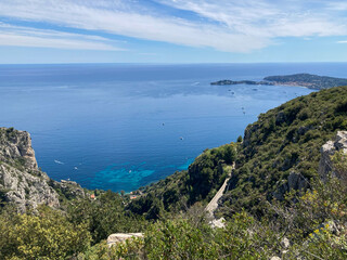 Ausblick auf die blaue Côte d'Azur bei Eze aufs weite Mittelmeer 