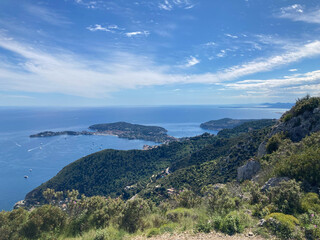 Obraz premium Ausblick auf die blaue Côte d'Azur bei Eze aufs weite Mittelmeer 
