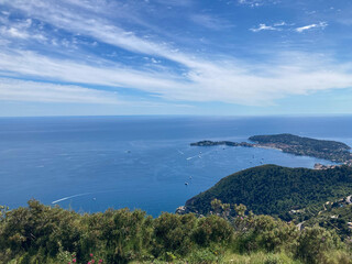 Ausblick auf die blaue Côte d'Azur bei Eze aufs weite Mittelmeer 