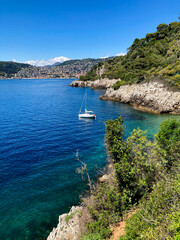 Bucht mit Segelboot bei St.Jean-Cap Ferrat mit Blick auf die Bucht vor Villefranche bei Nizza, C&ocirc;te d'Azur, Frankreich