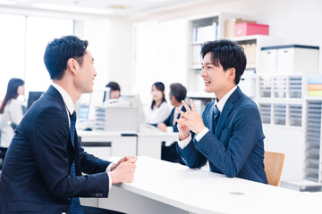 窓口業務をする若いビジネスマン