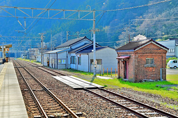Obraz premium 駅舎と赤レンガ積みのランプ小屋 市振駅ホームからの風景 新潟県糸魚川市