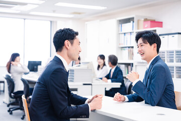 窓口業務をする若いビジネスマン