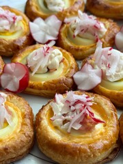 Ciasto francuskie zapiekane z jajkiem, przystrojone rzodkiewką