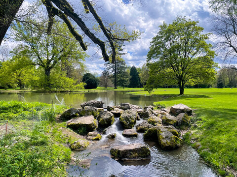 See mit Krebsbach im &ouml;ffentlichen Park am Schloss Favorite bei F&ouml;rch
